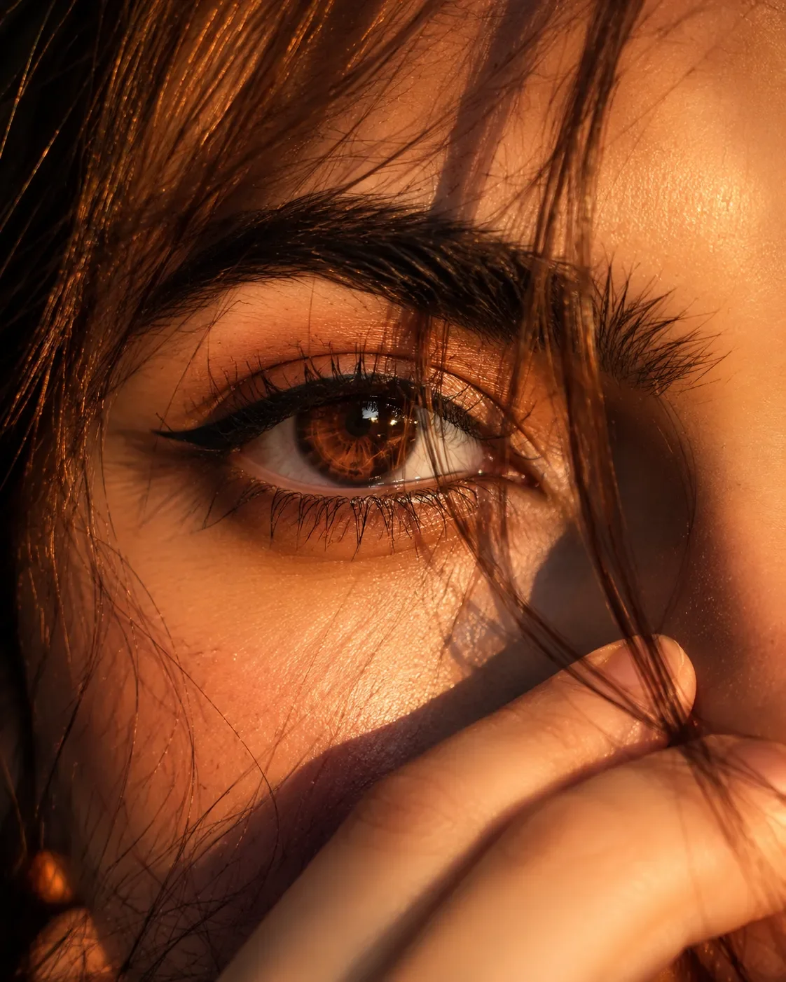 Close-up Of A Warm, Glowing Eye AI Photo Prompt preview example result