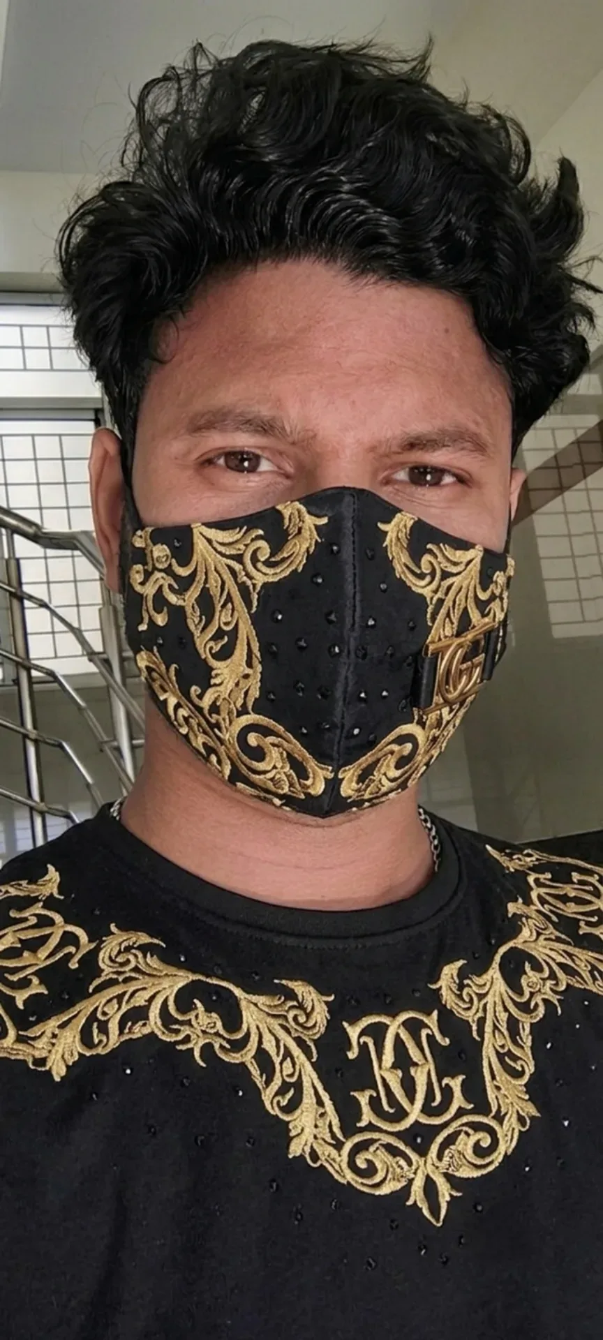 Ek Photorealistic AI Image Generation Jo Is Photo Ke Exact Facial Features, Hairstyle, Aur Clothing Details Ko Ca AI Photo Prompt preview example result