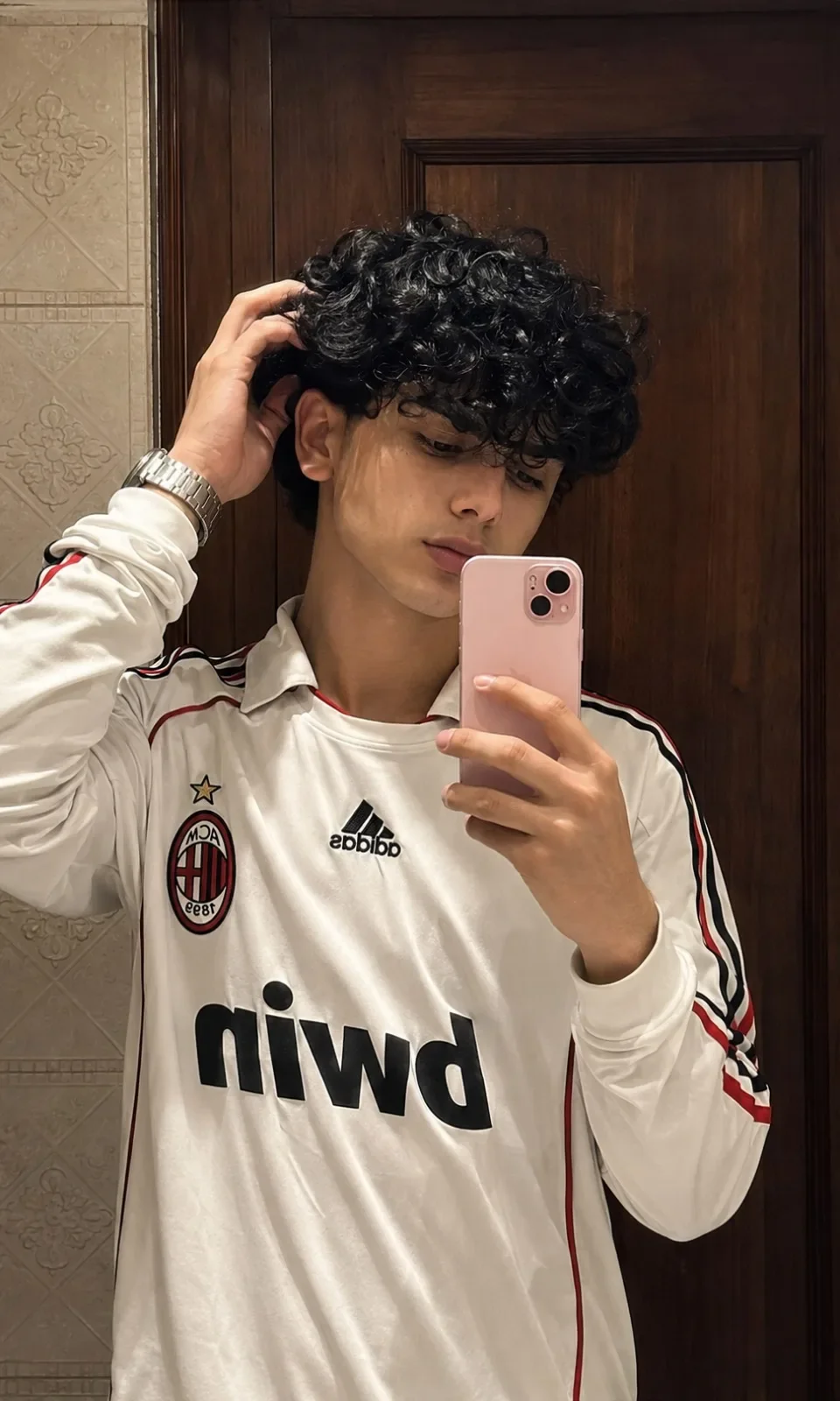 Midnight Reflection — Ultra-Realistic Mirror Selfie Editorial. AI Photo Prompt preview example result