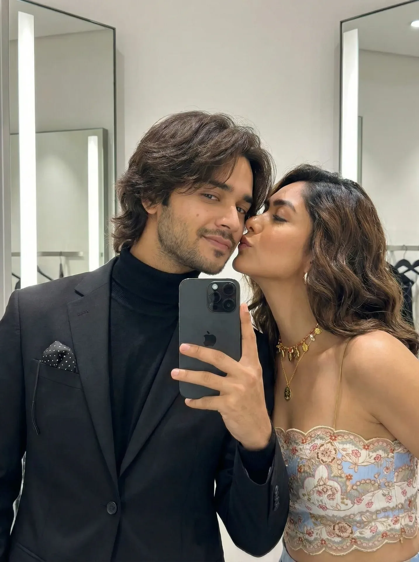 Mirror Selfie Couple AI Photo Prompt preview example result
