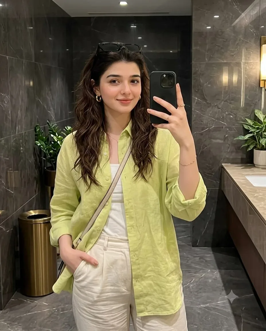 Mirror Selfie Photo AI Photo Prompt preview example result