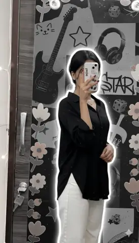 Trendy Girl Mirror Selfie Style - copy paste viral AI prompt