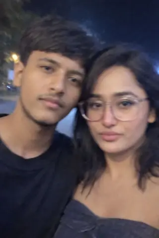 couple mirror selfie - copy paste viral AI prompt
