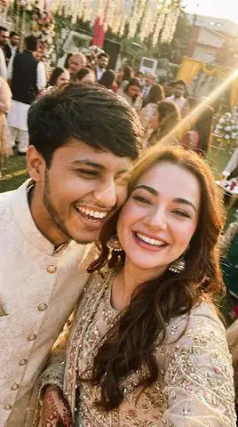 couple wedding day selfie - copy paste viral AI prompt