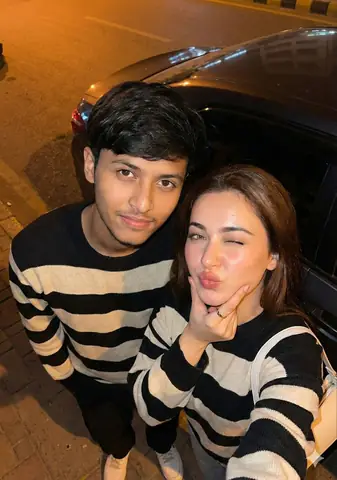couple street night selfie - copy paste viral AI prompt