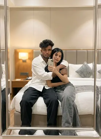 Couple Mirror Selfie - copy paste viral AI prompt