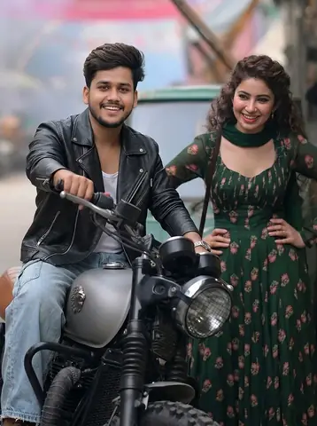 Romantic couple street photo booth gemini prompt - copy paste on Gemini AI