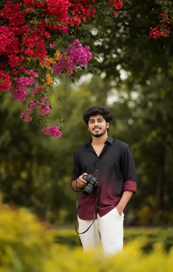 8k Hyper-Realistic cinematic ganten portrait with DSLR camera / Black-to maroon gratient shirt premi - copy paste on Gemini AI